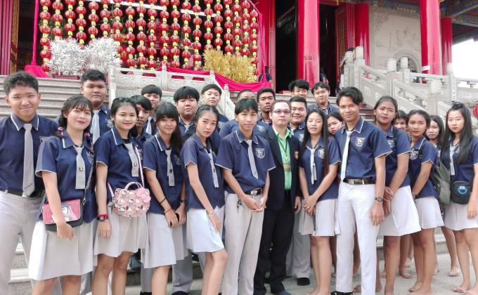 นำนักเรียนไหว้พระทำบุญ