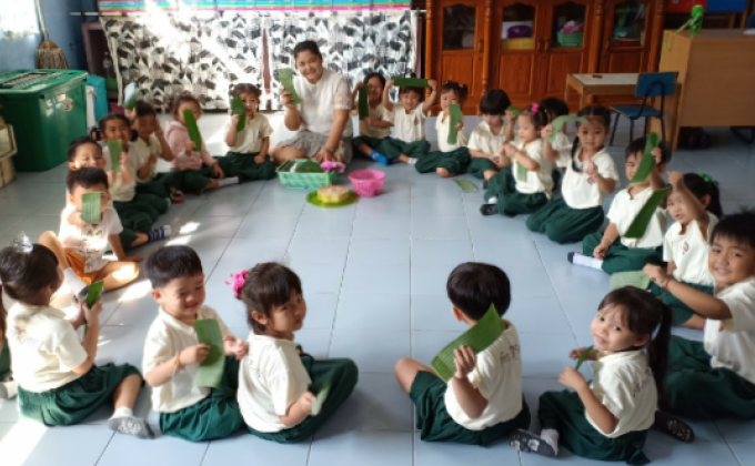 #No plastic. #Help each other use banana leaves to wrap food.#Connect2Earth#Mop_Thailand