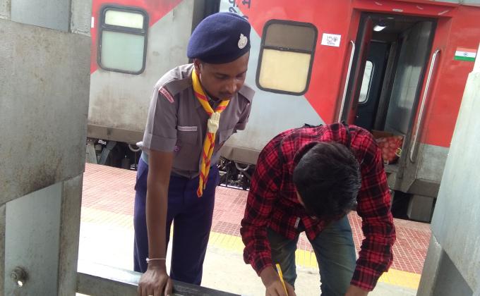 Railway Station pr pesenjer se feedback bharwate hue.. 