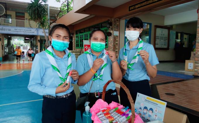 แจกสเปย์แอลกอฮอล์ฆ่าเชื้อ ให้ผู้ปกครองนักเรียน
