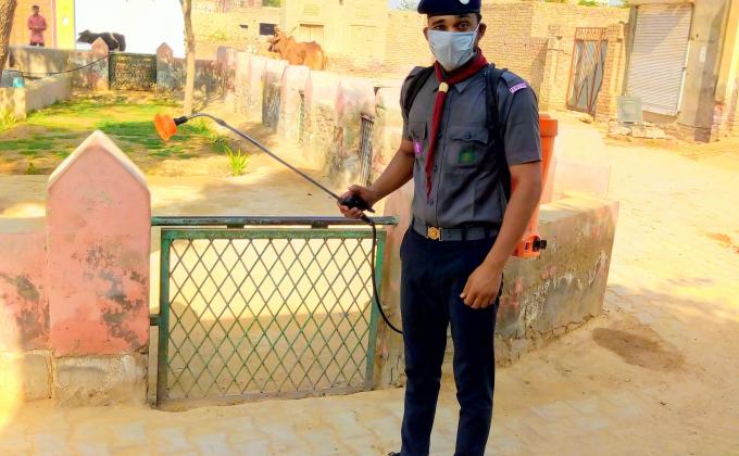 फतेहगढ़ गांव में  सेनीटाइज करने का कार्य किया