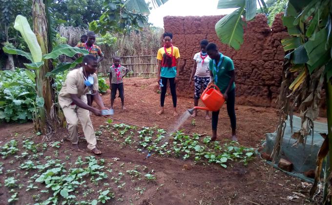 réalisation du jardin par les scouts du Bénin