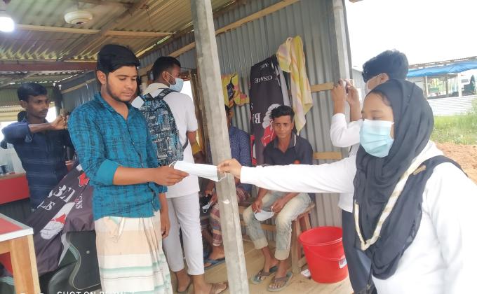 ঢাকা জেলা রোভার স্কাউটস কোভিড ১৯ সচেতন ক‍্যাপ। ম্কাস বিতরন।