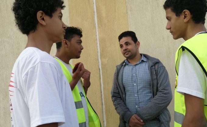 محادثه مع افراد من مسافرين عن اهداف تنميه مستدامه