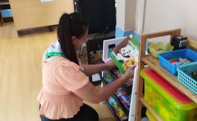 จัดเรียงชั้นวางหนังสือนิทาน