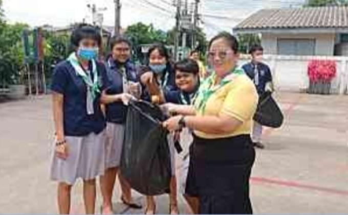 ดูแลนักเรียน และเข้าร่วมกิจกรรมบำเพ็ญประโยชน์ทำความสะอาดลานหน้าวัดหนองแขม