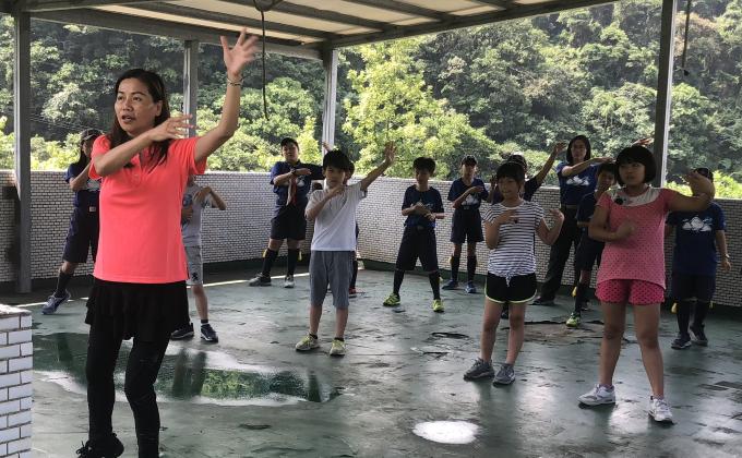 小狼們準備舞蹈到全國大露營表演