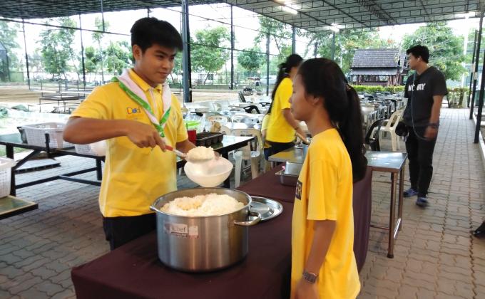 จิตอาสาช่วยตักข้าวให้นักเรียน