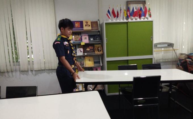 ช่วยจัดโต๊ะบนห้องสมุดให้นักเรียนนั่งอ่านหนังสือ