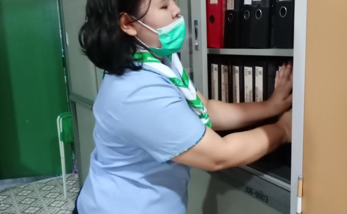 จิตอาสาจัดเรียงเอกสารในห้องทำงาน