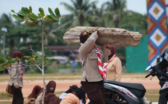 ACTION SPONTANEOUS CHILD SCOUT NATUNA