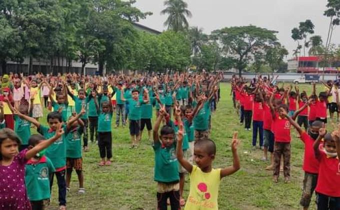 হাজারো শিশুর মুখে হাসি ফোটাল ‘করোনা যুদ্ধে আমরা’ ও জেলা রোভার স্কাউট