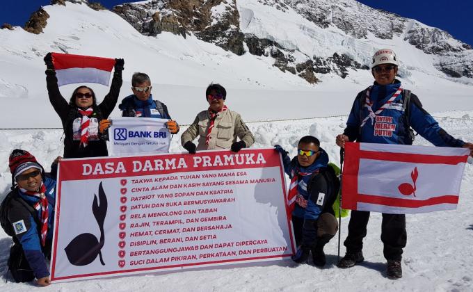 Gerakan Pramuka Abadikan Puncak-Puncak Eropa Dengan Spanduk Pancasila, Dasa Darma Pramuka Dan Visit Indonesia