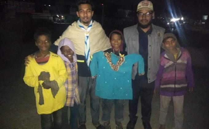 পথশিশুদের মাঝে শীত বস্ত্র বিতরণ