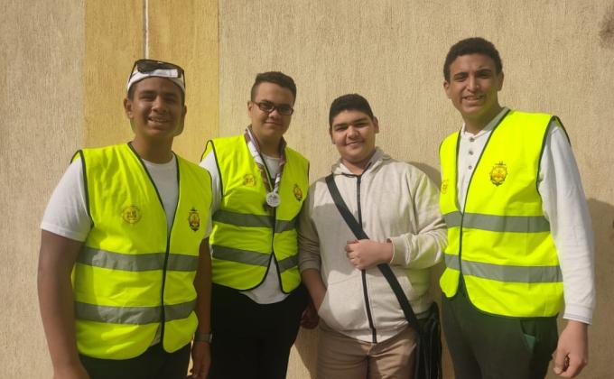 محادثه مع افراد من مسافرين عن اهداف تنميه مستدامه