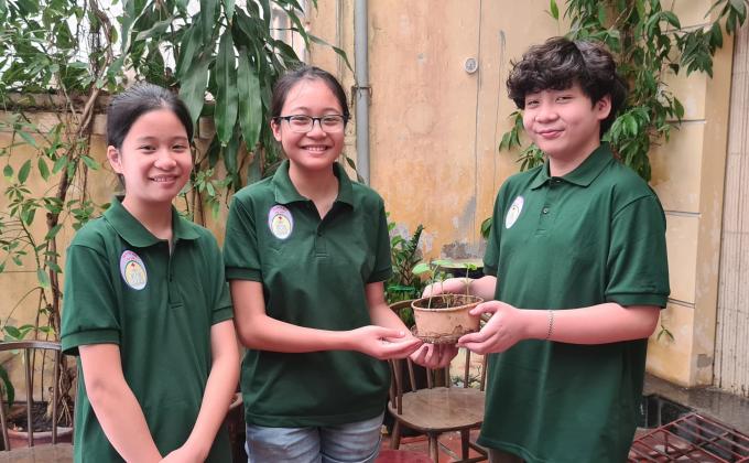 (Ha Noi, Trang An Troop) Girl Scouts and Boy Scouts give emerged plants to each others as spreading message of Word Environmental Day