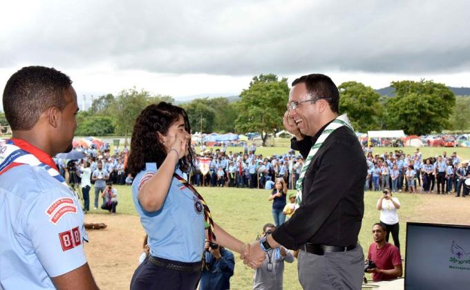 Scouts Dominicanos entregan Pañoleta de Mensajeros de la Paz al Ministro de Educación de RD