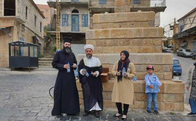 بمبادرة وطنية لتأكيد العيش المشترك مفوض مرجعيون وحاصبيا في الكشاف المسلم الشيخ حسين نادر والأب فيليب عقلة يوزعان التمر  والماء قبيل الافطار على السيارات والمارة.