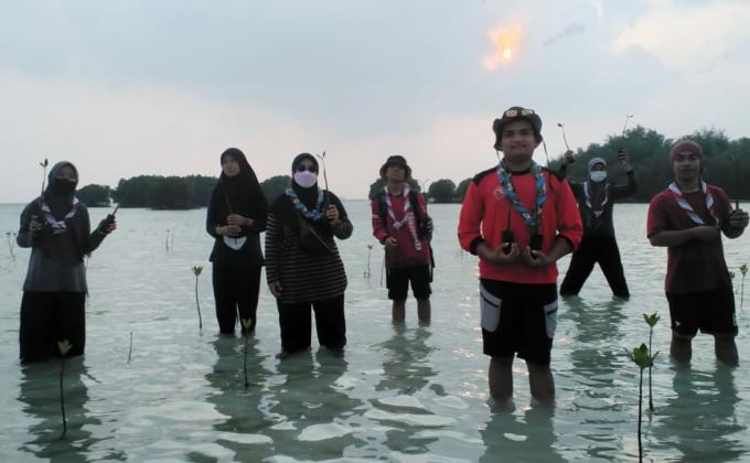 To Celebrate World Environment Day, the Community Association of Sekawan Persada  Nusantara (SAKO SPN) Depok City held Mangrove Planting