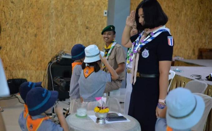 ลูกเสือบีเวอร์ทำความเคารพประธาน