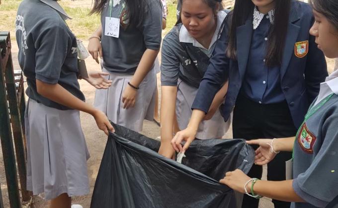 ร่วมกิจกรรมจิตอาสาเก็บขยะริมคลอง