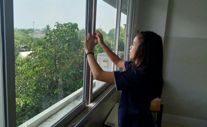 ตรวจเช็คประตูหน้าต่างห้องเรียน