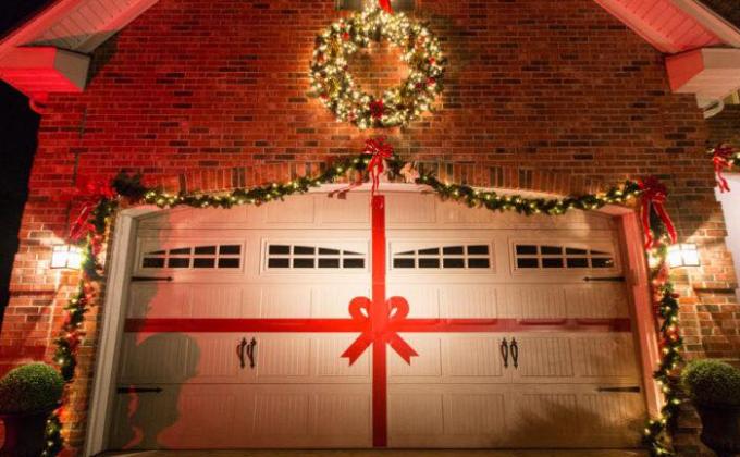 How to Prepare Your Garage Door for Christmas Holidays