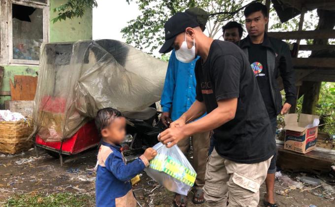 Distribution of Iftar Packages and Multivitamins to Environmental Heroes
