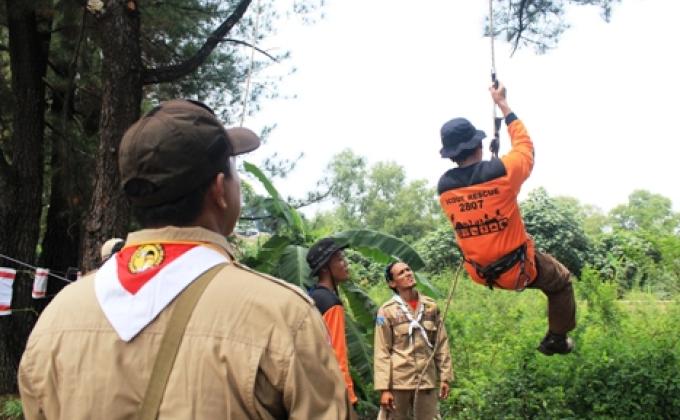 Being living in the “Ring of Fire” which meaning that natural disaster is commonly happen, Scouts in Indonesia must always prepared. Not only for themselves or for their family, but also prepared to help the community. 