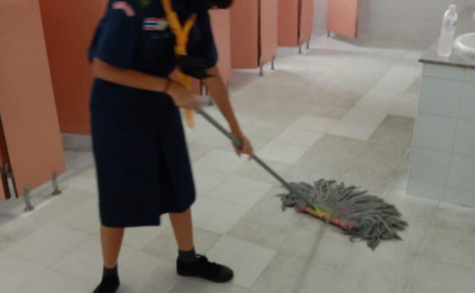 ถูพื้นห้องน้ำ