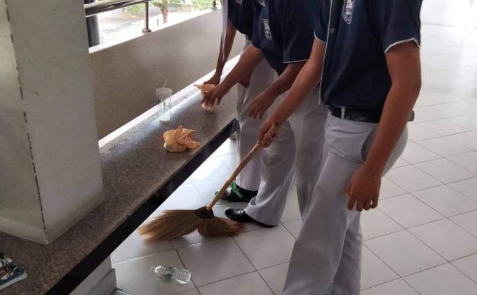 เก้บขยะหน้าห้องเรียน