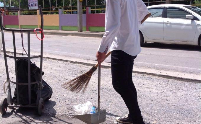 ทำความสะอาดถนนริมทาง