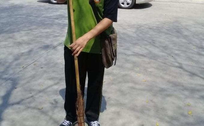 ช่วยกวาดใบไม้ที่วิทยาลัย