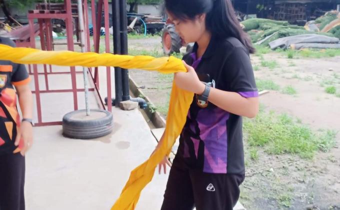 ช่วยผูกผ้าจัดซุ้มในวันงานผู้นำสันติภาพไทย62