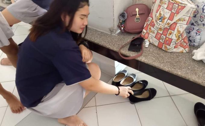 จัดรองเท้าหน้าชั้นเรียน