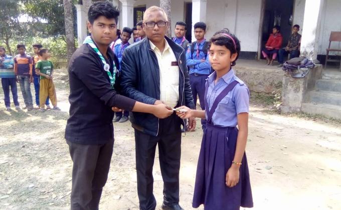 হাইকিং শেষে পুরস্কার বিতরণ