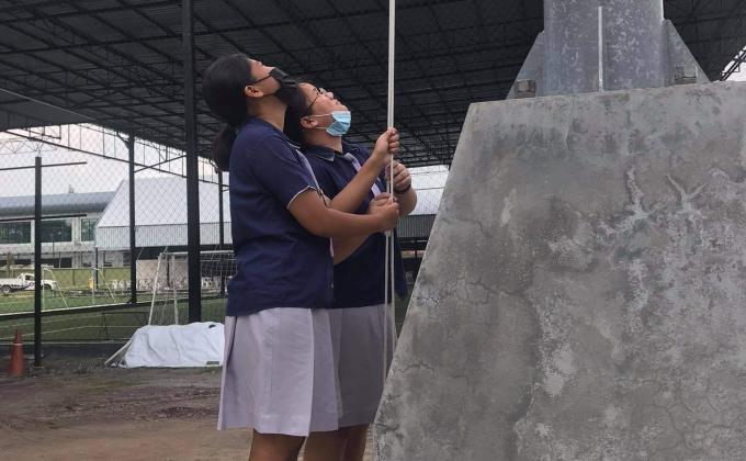 จิตอาสาปฏิบัติชักธง