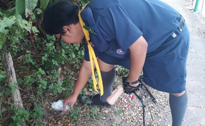 เก้บขยะข้างคลอง