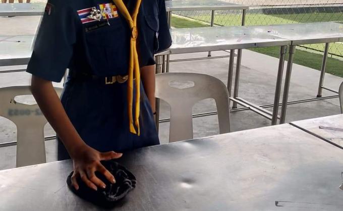 เช็ดโต๊ะที่โรงอาหาร