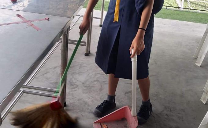 กวาดพื้นที่โรงอาหารที่วิทยาลัยอาชีวศึกษาเทคโนโลยีเอเชีย