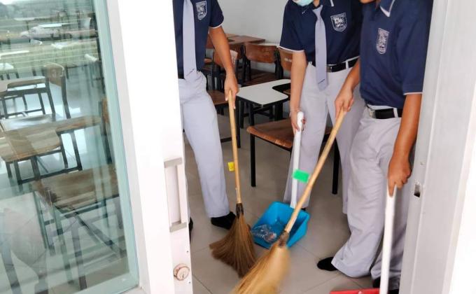 กวาดห้องเรียน