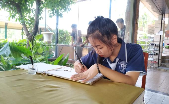 ลงนามถวายพระพรพระเจ้าอยุ่หัวรัฐกาลที่10