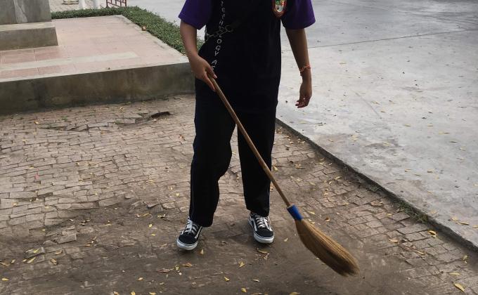 กวาดใบไม้หน้าเสาธง