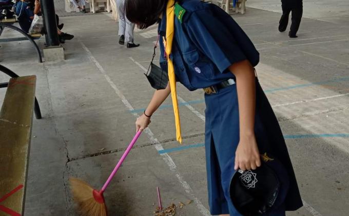 กวาดเศษใบไม้
