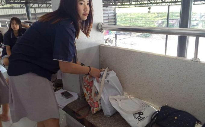 จัดกระเป๋าหน้าชั้นเรียน