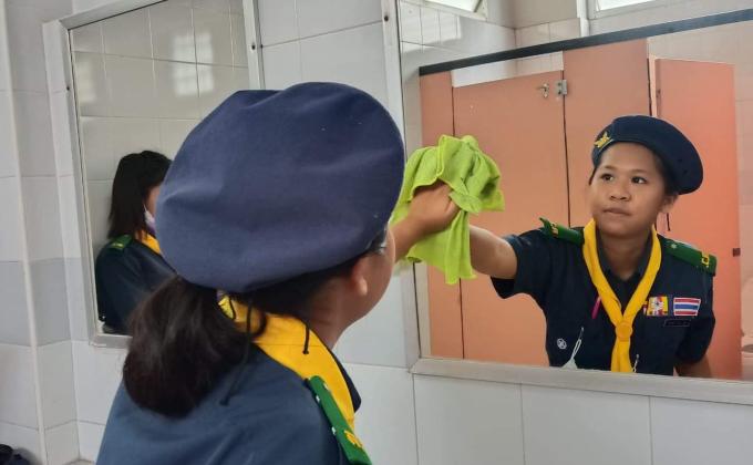 ทำความสะอาดกระจกในห้องน้ำ