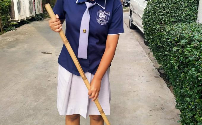 ช่วยกวาดเศษใบไม้