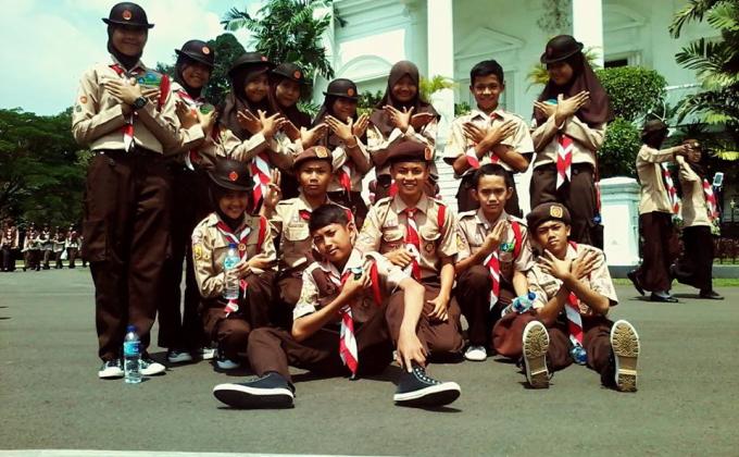 bersahabat dengan sesama