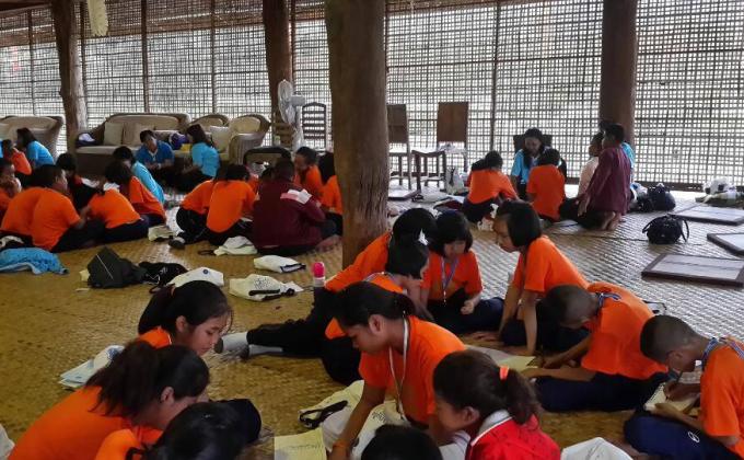 Teach Curlicue Art to children in the summer camp