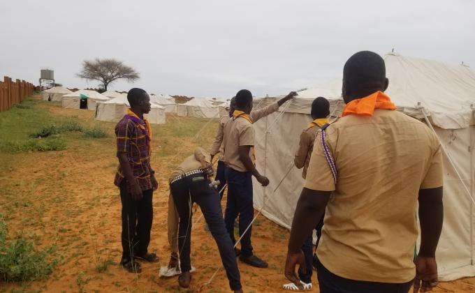 Construction d'un camp pour les victimes d'inondations 